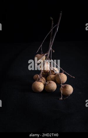 Un bouquet de Longan sur fond noir Banque D'Images