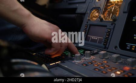 Panneau de commutateurs sur un pont de vol d'avion.Élément de commande de pilote automatique d'un avion de ligne.Le pilote contrôle l'avion.Ordinateur de bord, cockpit 4K Banque D'Images