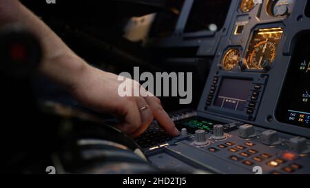 Panneau de commutateurs sur un pont de vol d'avion.Élément de commande de pilote automatique d'un avion de ligne.Le pilote contrôle l'avion.Ordinateur de bord, cockpit 4K Banque D'Images