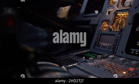 Panneau de commutateurs sur un pont de vol d'avion.Élément de commande de pilote automatique d'un avion de ligne.Le pilote contrôle l'avion.Ordinateur de bord, cockpit 4K Banque D'Images