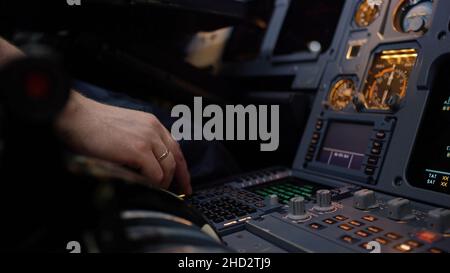 Panneau de commutateurs sur un pont de vol d'avion.Élément de commande de pilote automatique d'un avion de ligne.Le pilote contrôle l'avion.Ordinateur de bord, cockpit 4K Banque D'Images