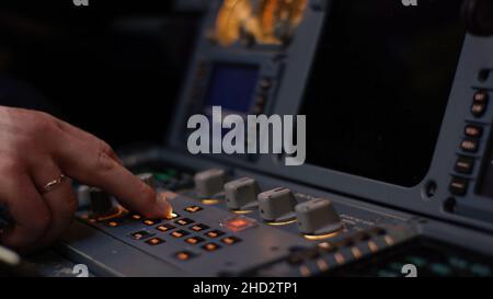 Élément de commande de pilote automatique d'un avion de ligne.Panneau de commutateurs sur un pont de vol d'avion.Leviers de poussée d'un avion de ligne à double moteur.Le pilote commande le A. Banque D'Images