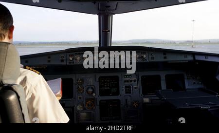 Vue arrière des commandes de pilotage du jet d'entreprise.Capitaine dans le cockpit de l'avion, se préparant au départ du vol.Se concentrer sur son pilote eulet Banque D'Images
