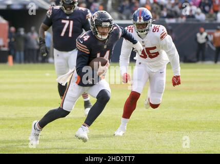 Chicago, États-Unis.02nd janvier 2022.Chicago Bears Quarterback Andy Dalton (14) se brouille avec la balle contre les New York Giants au champ de soldat à Chicago le dimanche 2 janvier 2022.Photo par Mark Black/UPI crédit: UPI/Alay Live News Banque D'Images