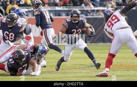 Chicago, États-Unis.02nd janvier 2022.Chicago Bears David Montgomery (32) dirige le ballon vers le milieu contre les New York Giants au Soldier Field à Chicago le dimanche 2 janvier 2022.Photo par Mark Black/UPI crédit: UPI/Alay Live News Banque D'Images