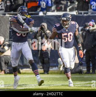 Chicago, États-Unis.02nd janvier 2022.Chicago Bears Tashaun Gipson (38), à gauche, célèbre son interception contre les New York Giants au Soldier Field à Chicago le dimanche 2 janvier 2022.Photo par Mark Black/UPI crédit: UPI/Alay Live News Banque D'Images