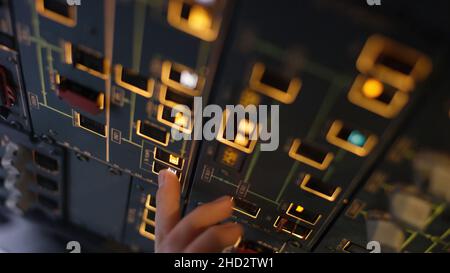 Élément de commande de pilote automatique d'un avion de ligne.Panneau de commutateurs sur un pont de vol d'avion.Leviers de poussée d'un avion de ligne à double moteur.Le pilote commande le A. Banque D'Images