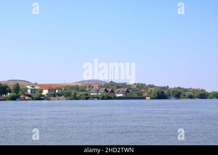 Mahmudia dans le delta du Danube vue du fleuve pendant une journée ensoleillée Banque D'Images