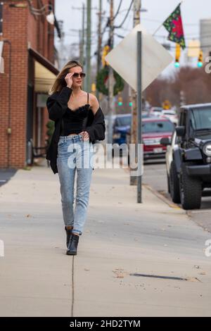 Mooresville, Caroline du Nord, États-Unis.6th décembre 2021.Un magnifique modèle blond pose à l'extérieur tout en profitant du temps d'automne (Credit image: © Walter G Arce SR Grindstone Medi/ASP via ZUMA Press Wire) Banque D'Images