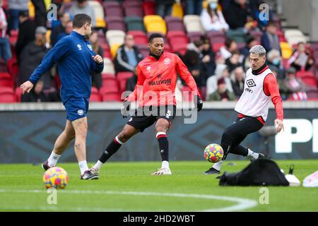 LONDRES, GBR.2nd JANV. Ethan Pinnock de Brentford se réchauffe lors du match de la Premier League entre Brentford et Aston Villa au Brentford Community Stadium, Brentford, le dimanche 2nd janvier 2022.(Credit: Tom West | MI News) Credit: MI News & Sport /Alay Live News Banque D'Images