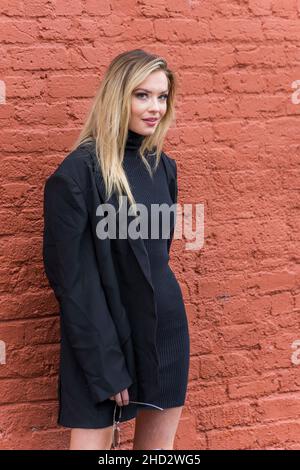 Mooresville, Caroline du Nord, États-Unis.6th décembre 2021.Un magnifique modèle blond pose à l'extérieur tout en profitant du temps d'automne (Credit image: © Walter G Arce SR Grindstone Medi/ASP via ZUMA Press Wire) Banque D'Images