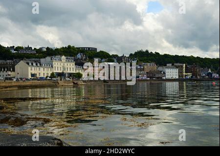 Une vue sur le front de mer de la ville côtière d'Oban, dans les hautes terres de l'ouest, en Écosse. Banque D'Images