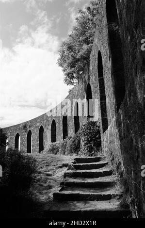 Vue sur la tour McCaigs qui se trouve en haut d'une colline au-dessus de la ville écossaise de la côte ouest d'Oban. Banque D'Images