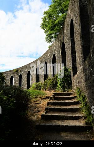 Vue sur la tour McCaigs qui se trouve en haut d'une colline au-dessus de la ville écossaise de la côte ouest d'Oban. Banque D'Images