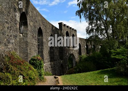 Vue sur la tour McCaigs qui se trouve en haut d'une colline au-dessus de la ville écossaise de la côte ouest d'Oban. Banque D'Images