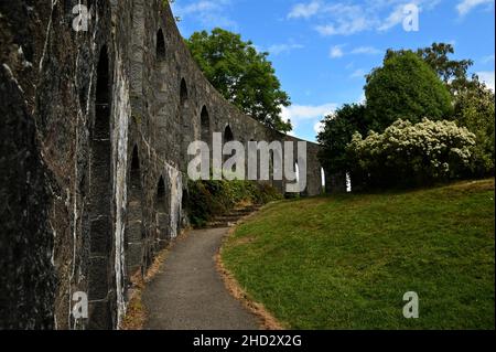 Vue sur la tour McCaigs qui se trouve en haut d'une colline au-dessus de la ville écossaise de la côte ouest d'Oban. Banque D'Images