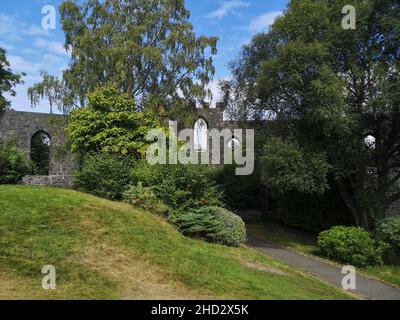 Vue sur la tour McCaigs qui se trouve en haut d'une colline au-dessus de la ville écossaise de la côte ouest d'Oban. Banque D'Images