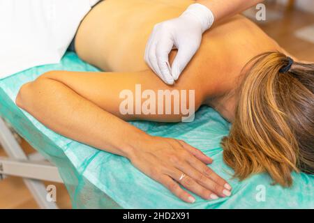 Jeune femme caucasienne recevant un traitement à aiguilles sèches.Mise au point sélective Banque D'Images