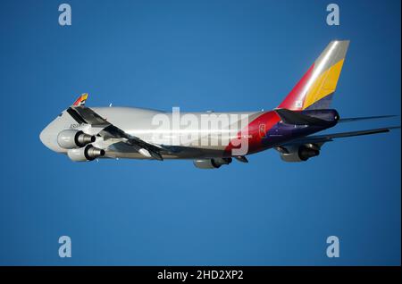 Los Angeles, Californie, États-Unis.1st janvier 2022.Un avion Asiana Cargo Boeing 747 part de l'aéroport international de Los Angeles.(Image de crédit : © K.C.Service de presse Alfred/ZUMA) Banque D'Images