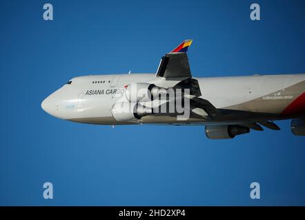 Los Angeles, Californie, États-Unis.1st janvier 2022.Un avion Asiana Cargo Boeing 747 part de l'aéroport international de Los Angeles.(Image de crédit : © K.C.Service de presse Alfred/ZUMA) Banque D'Images