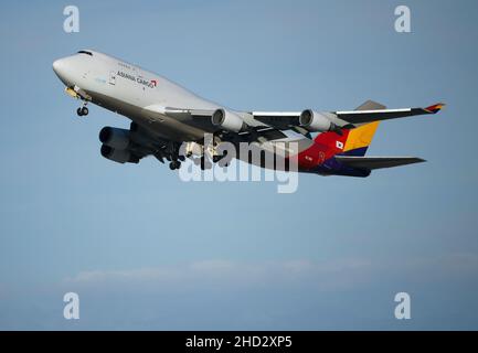 Los Angeles, Californie, États-Unis.1st janvier 2022.Un avion Asiana Cargo Boeing 747 part de l'aéroport international de Los Angeles.(Image de crédit : © K.C.Service de presse Alfred/ZUMA) Banque D'Images