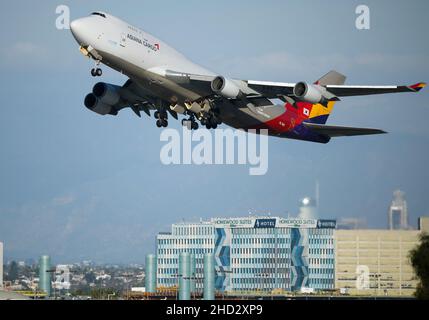 Los Angeles, Californie, États-Unis.1st janvier 2022.Un avion Asiana Cargo Boeing 747 part de l'aéroport international de Los Angeles.(Image de crédit : © K.C.Service de presse Alfred/ZUMA) Banque D'Images