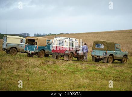 Une collection de véhicules Land Rover d'époque de la série 2 conduite tout-terrain sur Salisbury Plain Royaume-Uni Banque D'Images