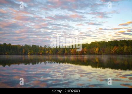 Matin d'automne au lac Moccasin dans la forêt nationale de Hiawatha près de Munising, Michigan Banque D'Images