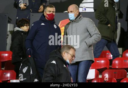 Philippe Clément de Belgique, nouvel entraîneur d'AS Monaco (à droite) s'entretient avec le vice-président d'AS Monaco Oleg Petrov lors de la coupe de France, ronde 32, match de football entre Quevilly Rouen Metropole (QRM) et AS Monaco (ASM) le 2 janvier 2022 au Stade Robert Diochon au petit-Quevilly près de Rouen,France - photo Jean Catuffe / DPPI Banque D'Images
