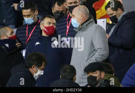 Philippe Clément de Belgique, nouvel entraîneur d'AS Monaco (à droite) s'entretient avec le vice-président d'AS Monaco Oleg Petrov lors de la coupe de France, ronde 32, match de football entre Quevilly Rouen Metropole (QRM) et AS Monaco (ASM) le 2 janvier 2022 au Stade Robert Diochon au petit-Quevilly près de Rouen,France - photo Jean Catuffe / DPPI Banque D'Images