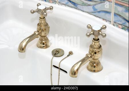 Nouvel hôtel de luxe en laiton plaqué or vintage pilier robinets de salle de bain à lavabo Banque D'Images