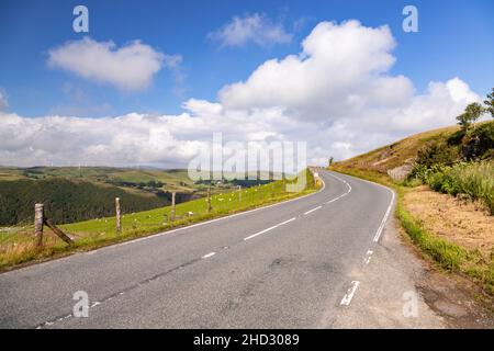 Route à travers la campagne ensoleillée, Ceredigion, pays de Galles Banque D'Images