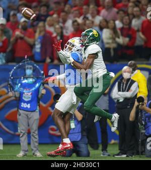 La Nouvelle-Orléans, LOUISIANE, États-Unis.1st janvier 2022.OLE Miss Corner Miles Battle (6) monte et obtient une interception devant le récepteur de Baylor Tyquan Thornton (9) pendant le Sugar Bowl annuel d'Allstate 88th entre les rebelles de Ole Miss et les ours Baylor au Caesars Superdome de la Nouvelle-Orléans, LA.Jonathan Mailhes/CSM/Alamy Live News Banque D'Images