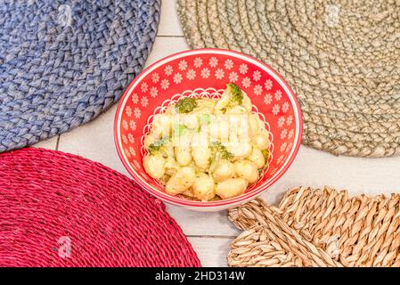 Le gnocchi, avec une purée de pommes de terre mélangée avec de la farine de blé tendre, des feuilles de basilic, des pignons, de l'ail et du sel, et mélanger les pâtes avec du parmesan, sa Banque D'Images