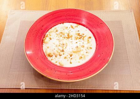 Les gnocchi sont faits avec de la pomme de terre, de la farine et de la ricotta.Une variété bien connue dans les régions Friuli-Venezia Giulia et Trentin-Haut-Adige et appeler Banque D'Images