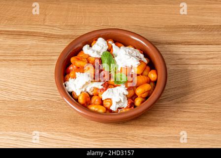 Les gnocchi sont faits avec de la pomme de terre, de la farine et de la ricotta.Une variété bien connue dans les régions Friuli-Venezia Giulia et Trentin-Haut-Adige et appeler Banque D'Images