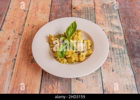 Le gnocchi, avec une purée de pommes de terre mélangée avec de la farine de blé tendre, des feuilles de basilic, des pignons, de l'ail et du sel, et mélanger les pâtes avec du parmesan, sa Banque D'Images