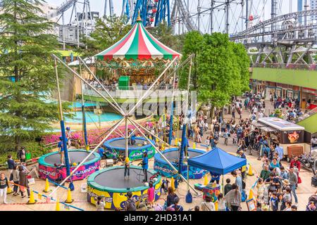 tokyo, japon - 03 2019 mai : les familles apprécient les attractions de loisirs comme trampolin ou le carrousel dans le centre commercial Laqua Tokyo Dome City Mall Banque D'Images