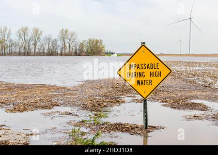 Panneau de route fermé et chaussée inondées de haute eau.Les dommages causés par les tempêtes et la pluie, les avertissements météorologiques et le changement climatique. Banque D'Images