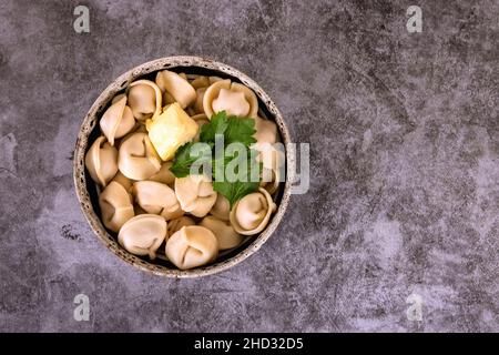 Boulettes de viande bouillies servies avec du beurre et du persil.Vue de dessus. Banque D'Images
