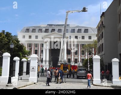 Le Cap, Afrique du Sud.2nd janvier 2022.Les pompiers travaillent au Parlement sud-africain à Cape Town, en Afrique du Sud, le 2 janvier 2022.La ministre sud-africaine des travaux publics et des infrastructures, Patricia de Lille, a déclaré dimanche qu'une personne avait été arrêtée suite au déclenchement d'un incendie au Parlement tôt dans la journée.L'ancien bâtiment d'assemblage et l'Assemblée nationale de la maison inférieure sont en feu depuis le début de ce matin.Crédit: Xabiso Mkhabela/Xinhua/Alay Live News Banque D'Images