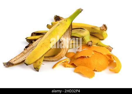 Déchets de fruits, pelure de banane et agrumes isolés sur fond blanc. Banque D'Images