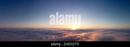Panorama du lever du soleil sur les nuages.Magnifique paysage céleste Banque D'Images