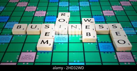 Paris France - 28 août 2016: Tuiles en plastique avec des lettres sur le plateau de jeu Scrabble affichant des mots et des acronymes liés au web : Business, SEM, ROI, SEO et Banque D'Images