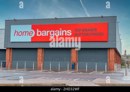 CHESTER, ANGLETERRE, Royaume-Uni - 25 DÉCEMBRE 2021 : vue sur un supermarché Home Bargains Banque D'Images