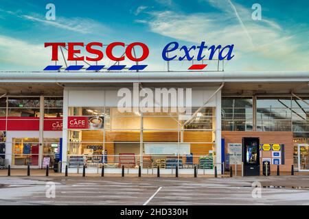 CHESTER, ANGLETERRE, Royaume-Uni - 25 DÉCEMBRE 2021 : vue sur un supermarché Tesco Extra Banque D'Images