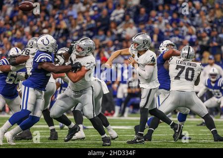 Indianapolis, Indiana, États-Unis.2nd janvier 2022.Le quartier des Raiders de Las Vegas Derek Carr (4) passe derrière un pâté de maisons de l'attaque des Raiders de Las Vegas Kolton Miller (74) pendant le match entre les Raiders de Las Vegas et les cols d'Indianapolis au stade Lucas Oil, Indianapolis, Indiana.(Credit image: © Scott Stuart/ZUMA Press Wire) Credit: ZUMA Press, Inc./Alamy Live News Banque D'Images