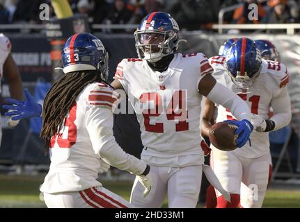 Chicago, États-Unis.02nd janvier 2022.Le cornerback des New York Giants James Bradberry (24) célèbre son interception contre les ours de Chicago à Soldier Field, à Chicago, le dimanche 2 janvier 2022.Bears a gagné 29-3.Photo par Mark Black/UPI crédit: UPI/Alay Live News Banque D'Images