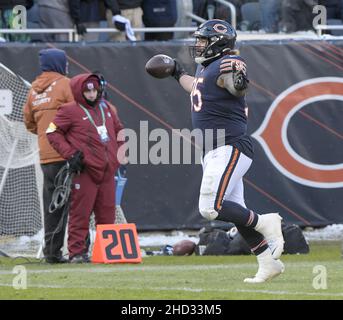 Chicago, États-Unis.02nd janvier 2022.Chicago Bears Khyiris Tonga (95) célèbre une récupération fumable contre les New York Giants au Soldier Field à Chicago le dimanche 2 janvier 2022.Bears a gagné 29-3.Photo par Mark Black/UPI crédit: UPI/Alay Live News Banque D'Images