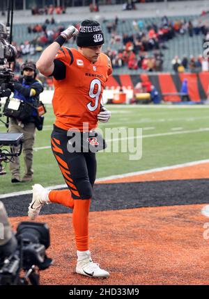 Cincinnati, États-Unis.02nd janvier 2022.Joe Burrow (9) célèbre le quarterback des Bengals de Cincinnati après avoir vaincu les Kansas City Chiefs et remporté le championnat de la division nord de l'AFC au stade Paul Brown à Cincinnati, Ohio, le dimanche 2 janvier 2022.Photo de John Sommers II /UPI crédit: UPI/Alay Live News Banque D'Images